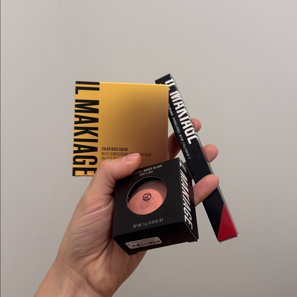 IL MAKIAGE Makeup Set with Gold and Red Accents